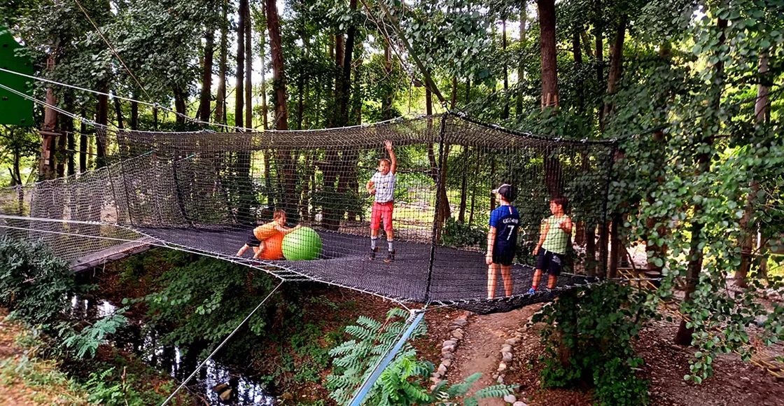 jeux suspendu enfant à Eus près de Prades dans les Pyrénées-Orientales 66